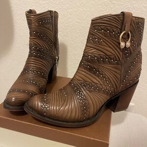 Elegant Cuadra Leather Brown Quilted Ankle Boots